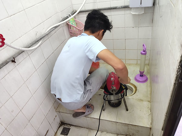 宁远管道堵塞冒臭气 专业师傅现场解决问题